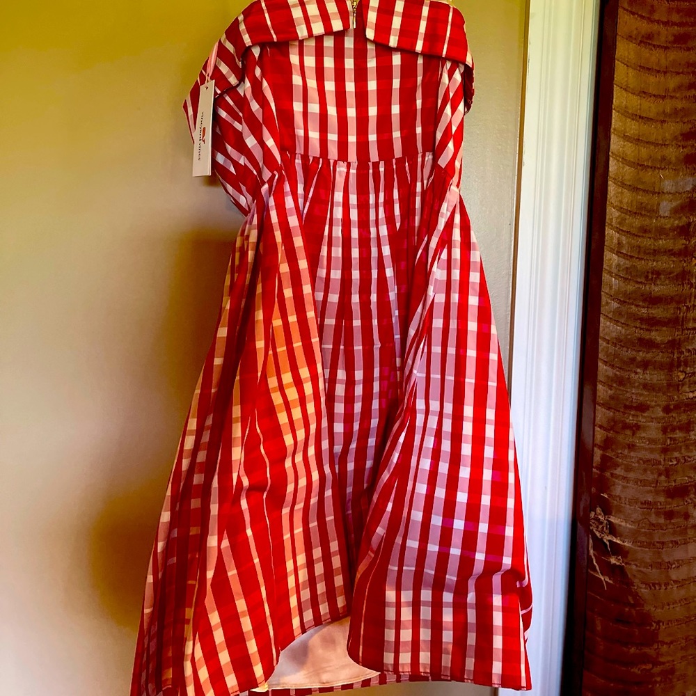 Vineyard vine cocktail dress. Size 4. New with tags. Smoke free home